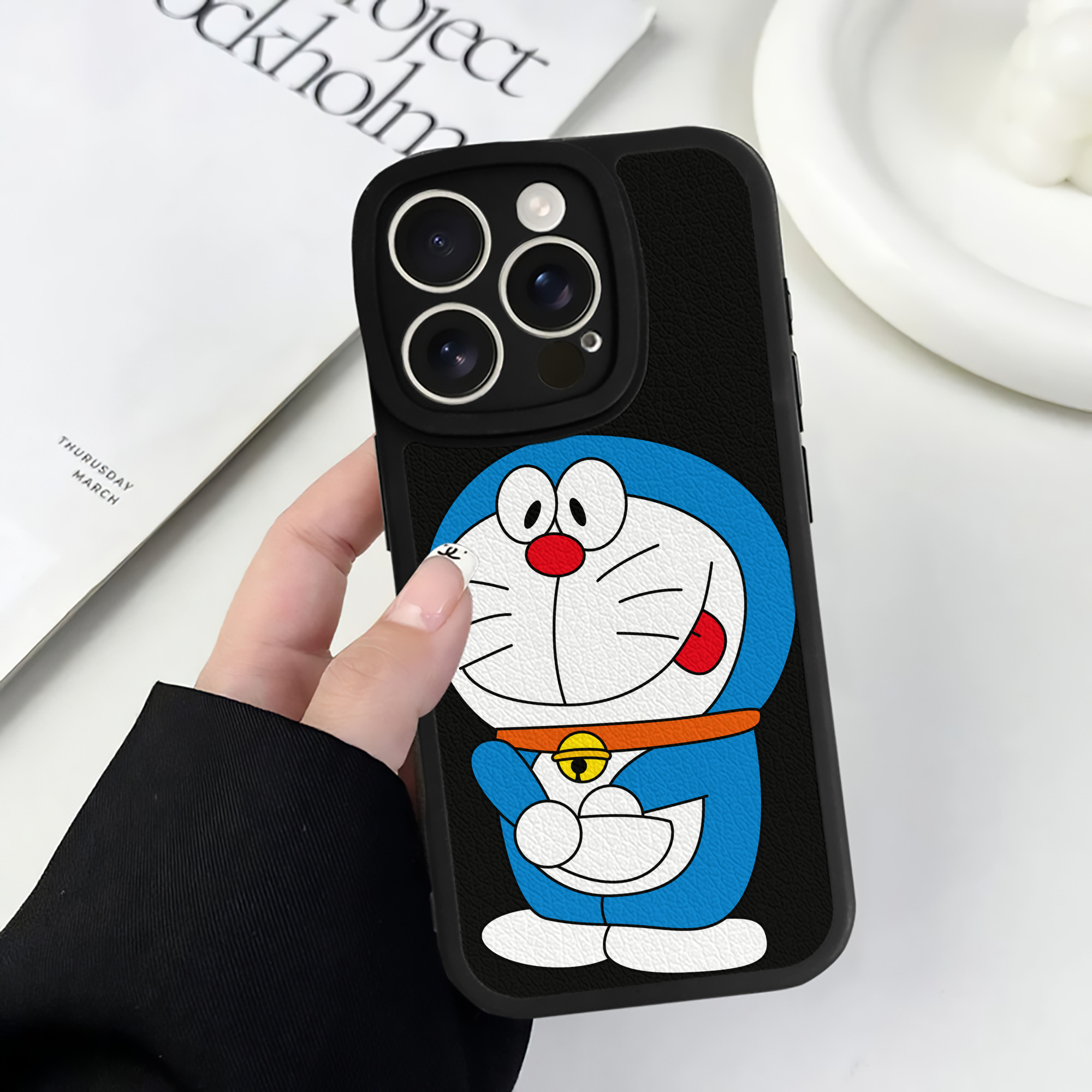 （画像用） ドラえもん Doraemon 【iPhone 16シリーズ対応】シリコンスマホケース（レザー調） 材質：シリコン